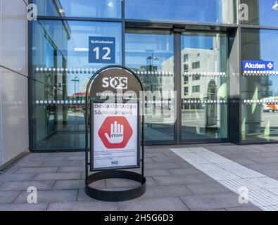 Stockholm, Schweden - 15. April 2021: Schild, auf dem Besucher des Krankenhauses Sodersjukhuset informiert werden, ist aufgrund von Pandemiemessungen verboten Stockfoto