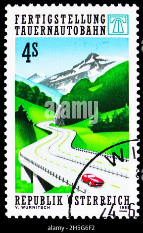 MOSKAU, RUSSLAND - 24. OKTOBER 2021: Die in Österreich gedruckte Briefmarke zeigt die Fertigstellung der Tauernautobahn, um 1988 Stockfoto