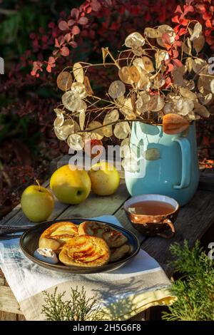 Pfannkuchen mit Vollkornbrot, serviert mit Tee im Garten. Rustikaler Stil. Stockfoto