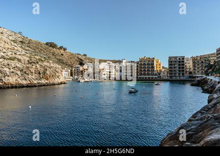 Blick auf Xlendi, malerisches Dorf auf der Insel Gozo, Malta, umgeben von steilen Klippen und Valley.Xlendi Bay ist beliebt Schwimmen, Sonnenbaden und Tauchen Stockfoto