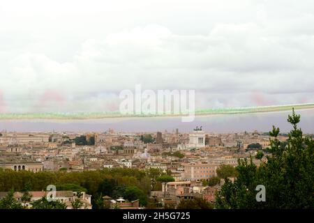 ROM, ITALIEN - 4. NOVEMBER 2021: Flugshow des Teams 'Frecce Tricolori' anlässlich der Feierlichkeiten zum Fest der Streitkräfte. Stockfoto