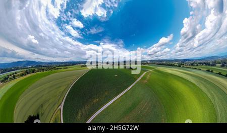 Sphärische abstrakte Panorama-Luftaufnahme in einem Feld mit fantastischen schönen Wolken und einer Rundumbildung des Raums wie ein kleiner Planet Stockfoto