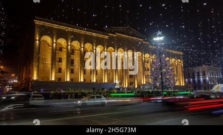 Tiflis, Georgien - 31. Dezember 2020: Weihnachtsbaum vor dem Parlament von Georgien Stockfoto