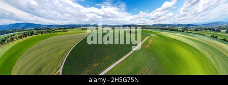 Sphärische abstrakte Panorama-Luftaufnahme in einem Feld mit fantastischen schönen Wolken und einer Rundumbildung des Raums wie ein kleiner Planet Stockfoto