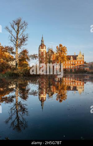 Prinz-Pueckler-Park und Schloss spiegeln sich im Wasser, Bad Muskau an der deutsch-polnischen Grenze.spektakuläre Panoramaaussicht auf die malerische Falllandschaft.UNESCO-Weltkulturerbe. Stockfoto