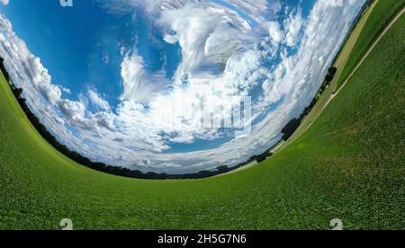 Sphärische abstrakte Panorama-Luftaufnahme in einem Feld mit fantastischen schönen Wolken und einer Rundumbildung des Raums wie ein kleiner Planet Stockfoto