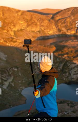 Wandern in den Rila-Bergen, Wanderer in den Rila-Bergen, einsamer männlicher Wanderer, der Selfie am Sieben Rila-Seen-Zirkus bei Sonnenaufgang macht, Rila-Berg, Bulgarien, Osteuropa, Balkan Stockfoto