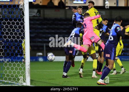 High Wycombe, Großbritannien. November 2021. Aaron Amadi-Holloway von Burton Albion (c) erzielt seinen Teams den 1. Treffer. EFL Trophy, Papa John's Trophäenspiel, Wycombe Wanderers gegen Burton Albion im Adams Park Stadium in High Wycombe, Buckinghamshire am Dienstag, 9. November 2021 . Dieses Bild darf nur für redaktionelle Zwecke verwendet werden. Nur zur redaktionellen Verwendung, Lizenz für kommerzielle Nutzung erforderlich. Keine Verwendung bei Wetten, Spielen oder Veröffentlichungen in einem Club/einer Liga/einem Spieler. PIC von Steffan Bowen/Andrew Orchard Sports Photography/Alamy Live News Credit: Andrew Orchard Sports Photography/Alamy Live News Stockfoto