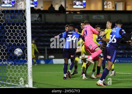 High Wycombe, Großbritannien. November 2021. Aaron Amadi-Holloway von Burton Albion (c) erzielt seinen Teams den 1. Treffer. EFL Trophy, Papa John's Trophäenspiel, Wycombe Wanderers gegen Burton Albion im Adams Park Stadium in High Wycombe, Buckinghamshire am Dienstag, 9. November 2021 . Dieses Bild darf nur für redaktionelle Zwecke verwendet werden. Nur zur redaktionellen Verwendung, Lizenz für kommerzielle Nutzung erforderlich. Keine Verwendung bei Wetten, Spielen oder Veröffentlichungen in einem Club/einer Liga/einem Spieler. PIC von Steffan Bowen/Andrew Orchard Sports Photography/Alamy Live News Credit: Andrew Orchard Sports Photography/Alamy Live News Stockfoto