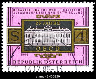 MOSKAU, RUSSLAND - 24. OKTOBER 2021: Briefmarke gedruckt in Österreich zum 25. Jahrestag der OECD, um 1985 Stockfoto