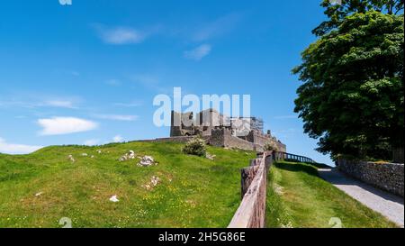 Berühmter Rock of Cashel auf dem Hügel mit Blick auf die Stadt Cashel in der Grafschaft Tipperary, Irland. Stockfoto