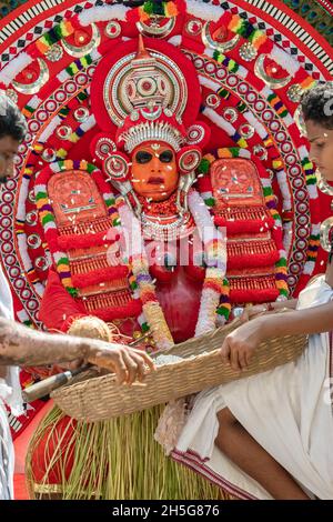 Theyyam Künstler auftreten während Tempelfest in Payyanur, Kerala, Indien. Stockfoto