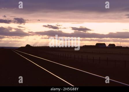 Bahngleise in der Nähe von Fort MacLeod, Edmonton, Alberta, Kanada Stockfoto