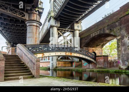 Städtischer Kulturpark Castlefield. Alte und moderne Eisenbahnviadukte und Brücken mit alter (Gusseisen und Ziegel) und moderner Stahlarchitektur. Deansgate, M Stockfoto