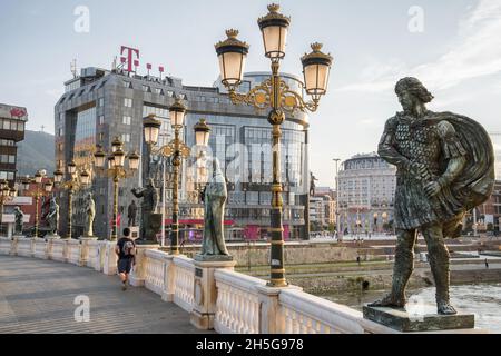 Bronzestatuen auf der Kunstbrücke in Skopje, Nordmakedonien Stockfoto