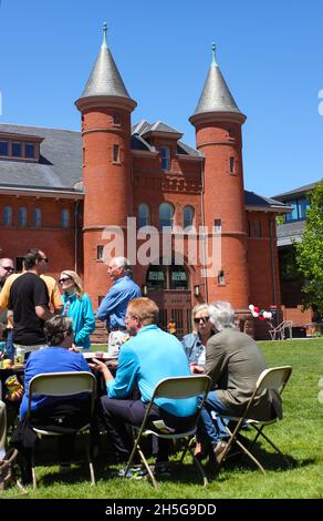 Familien und Freunde von Absolventen beim Picknick-Mittagessen vor dem Abschluss der Wesleyan University Middletown Conneticut USA circa Mai 2015 Stockfoto