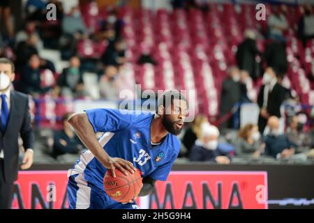 Venedig, Italien. November 2021. Willie Reed (Buducnost Voli Podgorica) während Umana Reyer Venezia gegen Buducnost Voli Podgorica, Basketball EuroCup Championship in Venedig, Italien, November 09 2021 Quelle: Independent Photo Agency/Alamy Live News Stockfoto