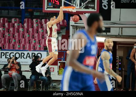 Venedig, Italien, 09/11/2021, Palasport Taliercio, Venedig, Italien, 09. November 2021, Mitchell Watt (Umana Reyer Venezia) während der Umana Reyer Venezia gegen Buducnost Voli Podgorica - Basketball EuroCup Championship Stockfoto