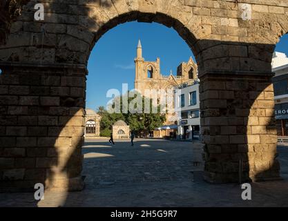 Lala Mustafa Pasha Moschee, eingerahmt durch die Bögen des venezianischen Palastes, Namik Kemal Platz, Famagusta, Nordzypern. Stockfoto