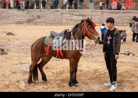 Entertainer treten am Hukou Wasserfall in der Provinz Shaanxi, China, auf Stockfoto