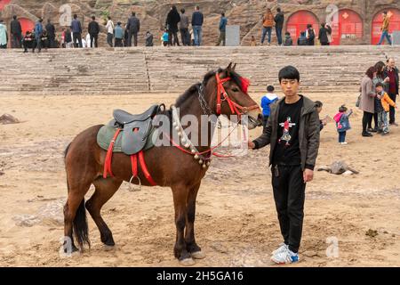 Entertainer treten am Hukou Wasserfall in der Provinz Shaanxi, China, auf Stockfoto