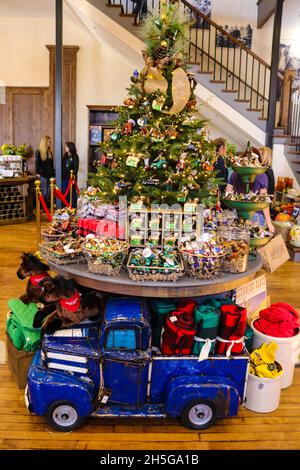 Bauernhof Themen Baum mit Vintage-Spielzeug-LKW und Tier Weihnachtsdekorationen mit Treppen und Menschen in Pioneer Woman Mercantile 11-2-2018 Pawhiska USA Stockfoto