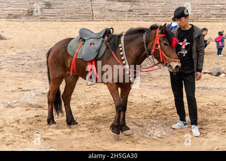 Entertainer treten am Hukou Wasserfall in der Provinz Shaanxi, China, auf Stockfoto