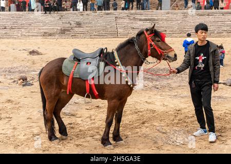 Entertainer treten am Hukou Wasserfall in der Provinz Shaanxi, China, auf Stockfoto