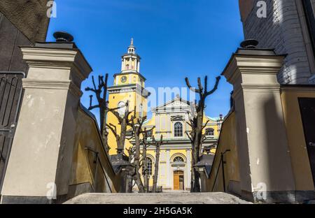 Stockholm, Schweden - 15. April 2021: Eingang mit Stufen zur Kirche auf der Insel im Zentrum von Stockholm Stockfoto