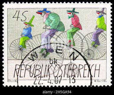 MOSKAU, RUSSLAND - 24. OKTOBER 2021: Briefmarke gedruckt in Österreich zeigt Penny-Farthing Fahrrad-Karnevalsfiguren, Zeichnung, Modern Art Serie, um 19 Stockfoto