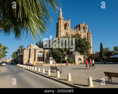 Die Lala Mustafa Pasha Moschee, ursprünglich als die Kathedrale des Heiligen Nikolaus bekannt, befindet sich am Namik Kemal Platz, Famagusta, Nordzypern. Stockfoto