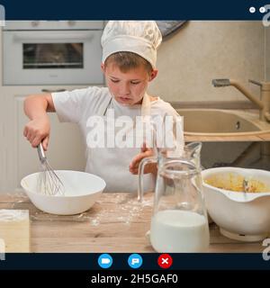 Online-Videoanruf, Kochrezepte in einem Internet-Blog. Online-Konferenz von Köchen und Ausbildung von Bloggern in der heimischen Küche. Stockfoto