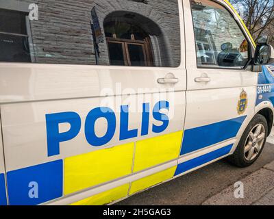 Stockholm, Schweden - 15. April 2021: Polizeiwagen von der Seite mit Text und Symbolen für die Polizei Stockfoto