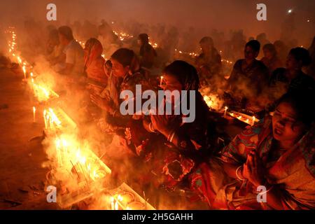 Narayanganj, Bangladesch. November 2021. Eifrige Anhänger sahen während des Festes Gebete mit brennenden Kerzen anbieten. Jedes Jahr fasten Hindu-Anhänger vor allem die Anhänger von Lokenath Brahmachari, meist bekannt als Baba Lokenath Helles kleine Lampen mit speziellem Weihrauch, und beten zu den Göttern für Gefälligkeiten an verschiedenen Zweigen von Shri Shri Lokenath Brahmachari Ashram in Narayanganj während des traditionellen Rituals, das Rakher Upobash Festival genannt wird. Kredit: SOPA Images Limited/Alamy Live Nachrichten Stockfoto