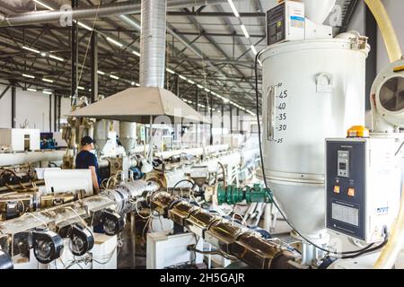 Innerhalb der Fabrik. Das Innere der Ausrüstung, die in der Polypropylenrohrproduktionslinie verwendet wird Stockfoto