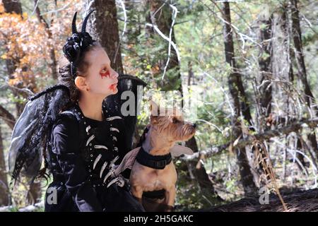 Kind und ihre beste Freundin verkleiden sich für Halloween Stockfoto