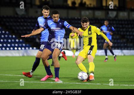 High Wycombe, Großbritannien. November 2021. Jonny Smith von Burton Albion (R) erzielt seinen Teams den vierten Treffer. EFL Trophy, Papa John's Trophäenspiel, Wycombe Wanderers gegen Burton Albion im Adams Park Stadium in High Wycombe, Buckinghamshire am Dienstag, 9. November 2021 . Dieses Bild darf nur für redaktionelle Zwecke verwendet werden. Nur zur redaktionellen Verwendung, Lizenz für kommerzielle Nutzung erforderlich. Keine Verwendung bei Wetten, Spielen oder Veröffentlichungen in einem Club/einer Liga/einem Spieler. PIC von Steffan Bowen/Andrew Orchard Sports Photography/Alamy Live News Credit: Andrew Orchard Sports Photography/Alamy Live News Stockfoto