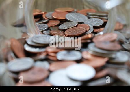 Nahaufnahme von Münzen in einem Glasgefäß Stockfoto
