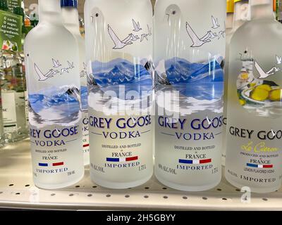 Springfield, IL USA - 23. September 2021: Eine Ausstellung von Flaschen Grey Goose Vodka mit Background Bokeh in einem Binney-Laden in Springfield, Stockfoto