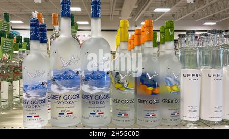 Springfield, IL USA - 23. September 2021: Eine Ausstellung von Flaschen Grey Goose Vodka mit Background Bokeh in einem Binney-Laden in Springfield, Stockfoto