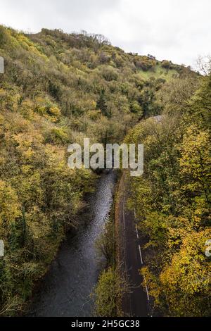 Blick auf Millers Dale vom Viadukt auf dem Monsal Trail in Derbyshire, der im Herbst 2021 zu sehen war. Stockfoto