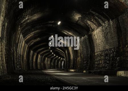 Eine Langzeitbelichtung, die im November 2021 im leeren stillstehenden Cressbrook-Tunnel auf dem Monsal Trail aufgenommen wurde. Stockfoto