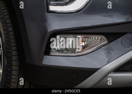 LED-Nebelscheinwerfer eines modernen Autos, Austausch und Reparatur. Weißes  Licht schlecht zum Fahren Stockfotografie - Alamy