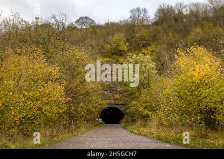 Der Eingang zum Grabsteintunnel, der auf den Monsal Head Viadukt auf dem Monsal Trail führt. Stockfoto