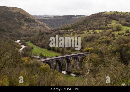 Touristen, die im November 2021 das Monsal Head Viadukt über dem Wye Valley überquerten. Stockfoto