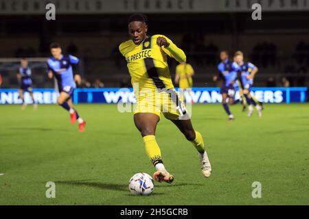 High Wycombe, Großbritannien. November 2021. Omari Patrick von Burton Albion in Aktion während des Spiels. EFL Trophy, Papa John's Trophäenspiel, Wycombe Wanderers gegen Burton Albion im Adams Park Stadium in High Wycombe, Buckinghamshire am Dienstag, 9. November 2021 . Dieses Bild darf nur für redaktionelle Zwecke verwendet werden. Nur zur redaktionellen Verwendung, Lizenz für kommerzielle Nutzung erforderlich. Keine Verwendung bei Wetten, Spielen oder Veröffentlichungen in einem Club/einer Liga/einem Spieler. PIC von Steffan Bowen/Andrew Orchard Sports Photography/Alamy Live News Credit: Andrew Orchard Sports Photography/Alamy Live News Stockfoto