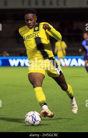 High Wycombe, Großbritannien. November 2021. Omari Patrick von Burton Albion in Aktion während des Spiels. EFL Trophy, Papa John's Trophäenspiel, Wycombe Wanderers gegen Burton Albion im Adams Park Stadium in High Wycombe, Buckinghamshire am Dienstag, 9. November 2021 . Dieses Bild darf nur für redaktionelle Zwecke verwendet werden. Nur zur redaktionellen Verwendung, Lizenz für kommerzielle Nutzung erforderlich. Keine Verwendung bei Wetten, Spielen oder Veröffentlichungen in einem Club/einer Liga/einem Spieler. PIC von Steffan Bowen/Andrew Orchard Sports Photography/Alamy Live News Credit: Andrew Orchard Sports Photography/Alamy Live News Stockfoto