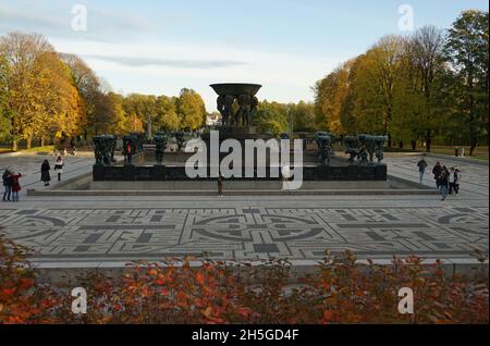 Oslo, Norwegen, 23. Oktober 2021. Luftaufnahme zum berühmten Frogner Park mit Skulpturen von Gustav Vigeland am schönen Herbsttag Stockfoto