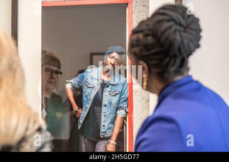 London, England, Großbritannien. November 2021. Cromwell Place, South Kensington, London, Großbritannien. Die Fotografin Philippa James reflektierte den Rahmen ihres Porträts der Flüchtlingsfrau, mit der sie spricht. Es ist auf dem Cromwell Place vom 10. November 2021 bis zum 2. Januar 2022 zu sehen. Die Ausstellung zeigt die Gewinner- und Shortlist-Porträts des renommierten Taylor Wessing Photographic Portrait Prize - 54 Porträts von 25 verschiedenen Künstlern.Â .der Fotograf David Prichard hat den ersten Preis für seine Tribute to Indigenous Stock Women, eine Serie von Porträts von Frauen der First Nations, gewonnen Stockfoto