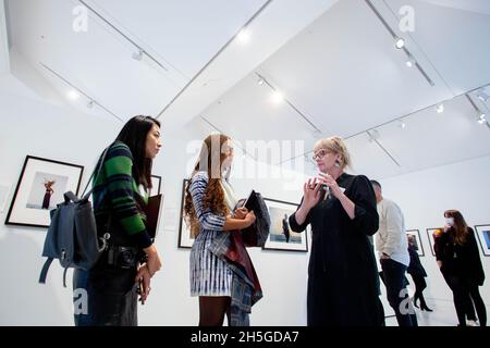 London, England, Großbritannien. November 2021. Cromwell Place, South Kensington, London, Großbritannien. Die Fotografen Fumi Nagasaka, Fumi, Delali Ayivi und Philippa James bei der Ausstellung ihrer Porträts, die für den renommierten Taylor Wessing Photographic Portrait Prize nominiert wurden. Die Ausstellung läuft vom 10. November 2021 bis 2. Januar 2022. Es zeigt 54 Porträts von 25 verschiedenen Künstlern.Â .der Fotograf David Prichard hat den ersten Preis für seine Tribute to Indigenous Stock Women gewonnen, eine Serie von Porträts von Frauen der First Nations, die den Großteil ihres Arbeitslebens auf einer Rinderstation verbracht haben Stockfoto